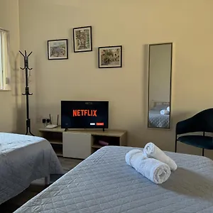 Private One Bedroom Close To Airport In Apartmán